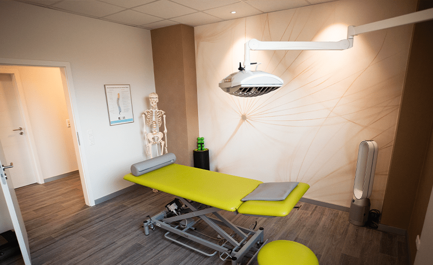 Behandlungsraum mit moderner Ausstattung bei Baranowski-Schäfer